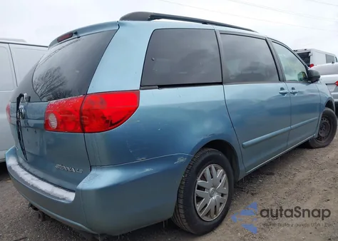 2010 Toyota Sienna Le z USA, uszkodzony, nr VIN 5TDKK4CCXAS335927